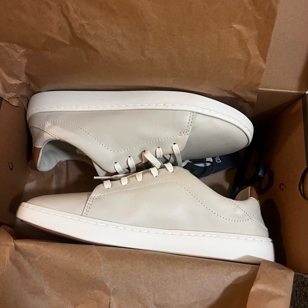 Olukai Pehuea li ili size 8. New with box.